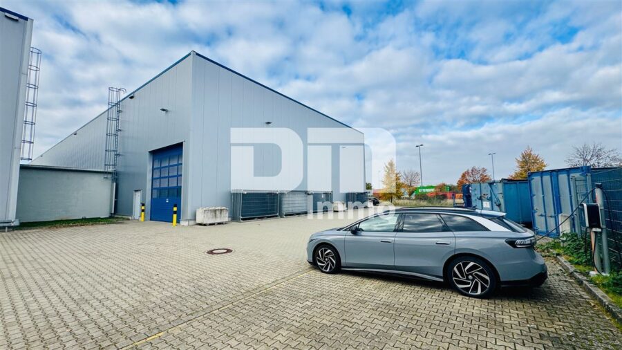 Moderne Produktions- & Lagerhalle mit Bürotrakt / Sozialräumen und Freiflächen in Kassel-Waldau - Rückansicht Halle / Freiflächen hinter dem Gebäude